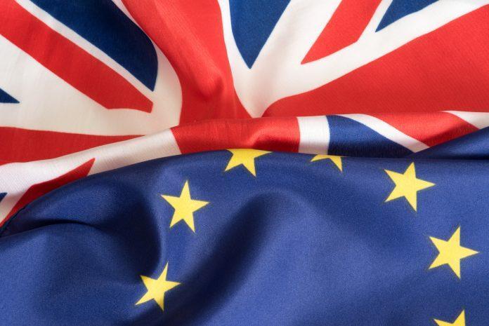 Eine Flagge von EU und Grossbritannien Facebook in the EU and UK